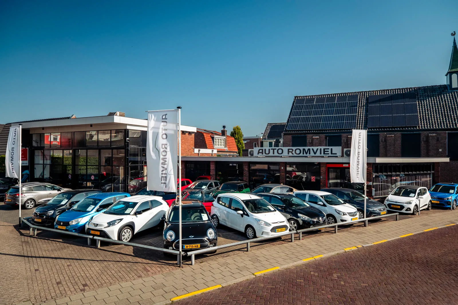 Het pand van Auto Romviel aan de Raadhuisstraat 1 in Hillegom